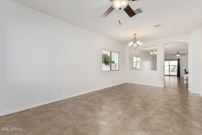 Building Photo - 476 W Honey Locust Ave