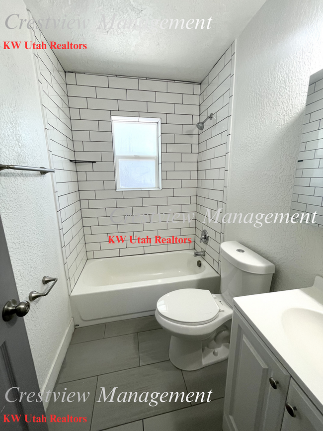 Building Photo - 452 E Lambourne Ave