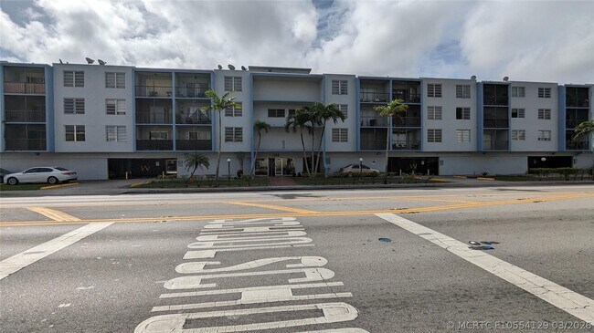 Building Photo - 1250 NE 125th St