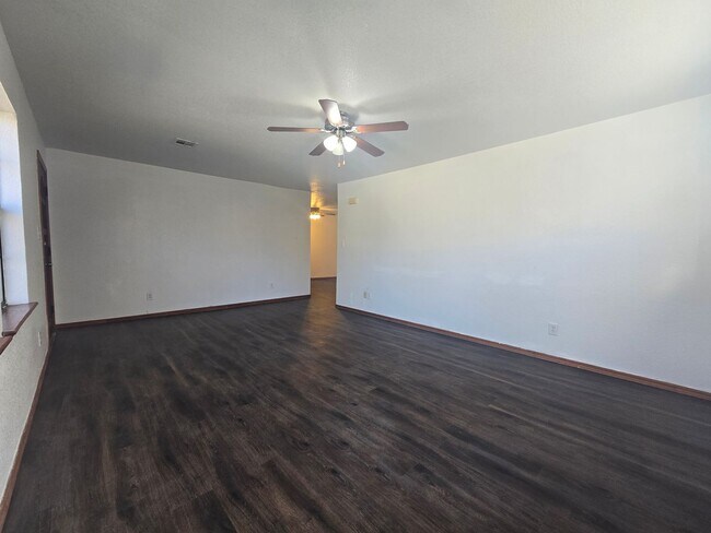 Building Photo - 3 Bed 2 Bath at Shawnee