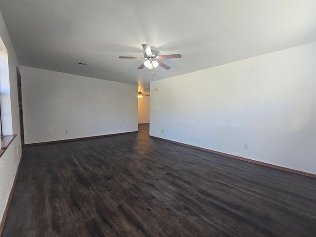 Building Photo - 4 Bed 2 Bath at Shawnee