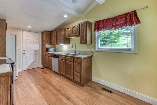 Building Photo - 222 Hulen Ave
