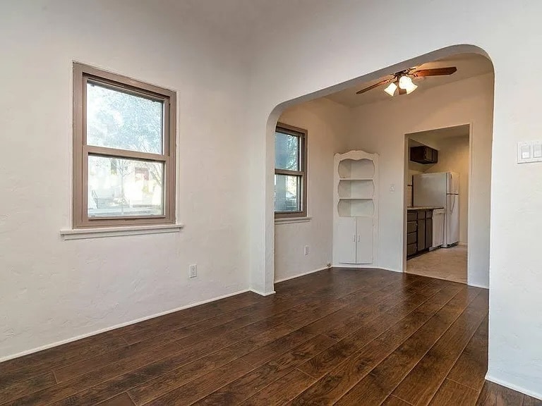 Building Photo - 302 W Mariposa Ave