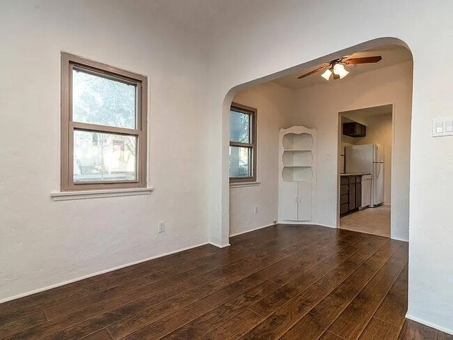 Building Photo - 302 W Mariposa Ave