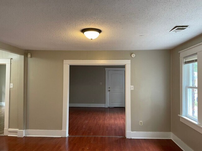 Building Photo - Charming 2-Bedroom Home with Spacious Living Areas in East Memphis