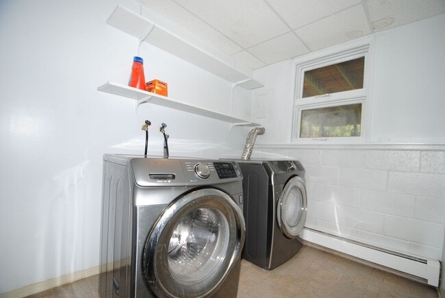 Building Photo - Gorgeous 4 bed / 2 bath with Heated Garage