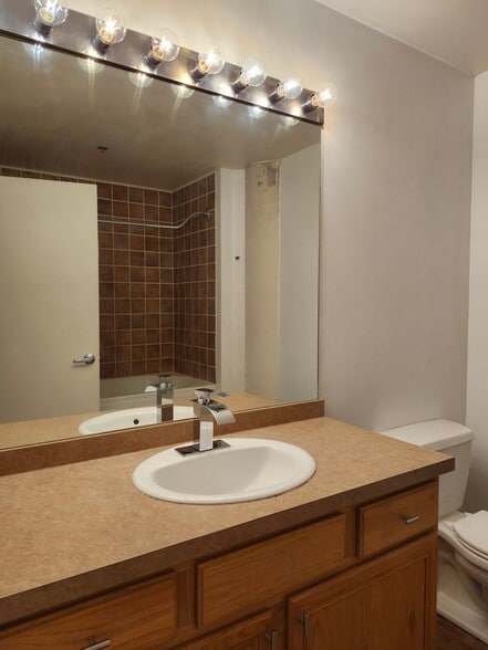 Building Photo - 1525 S Sangamon St