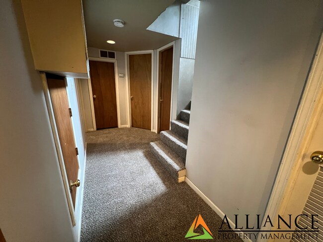 Building Photo - 729 Thurston St