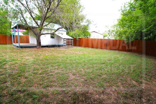 Building Photo - 205 E Vardeman Ave
