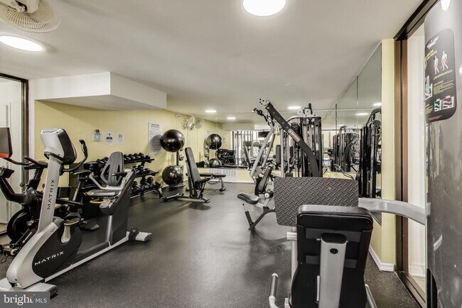 Building Photo - 4 Monroe St