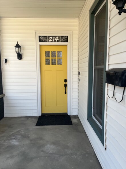 Building Photo - 214 E Orleans St