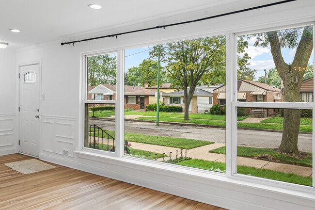 Building Photo - 4543 S Leclaire Ave