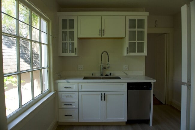 Building Photo - *** Unit is not available for showings until 01/01/2026 ***