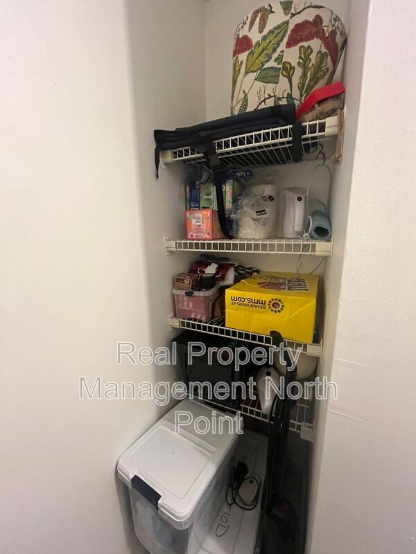 Building Photo - 5127 Village Green Way