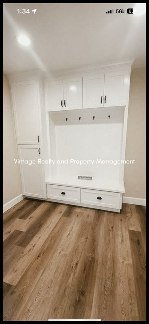 Building Photo - Available Soon! Charming Updated 2 Bed / 2...