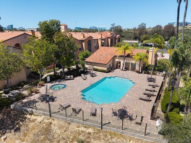 Building Photo - Delightful 2 Bedroom 2 Bath Condo in UTC
