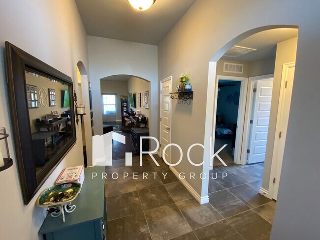 Building Photo - Beautiful 3 Bedroom Home with a Study in Westmoore Area