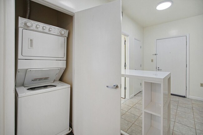 Building Photo - Logan Circle! //Professionally Managed & Recently Renovated // Studio  // Open Floor-Plan in a Mo...