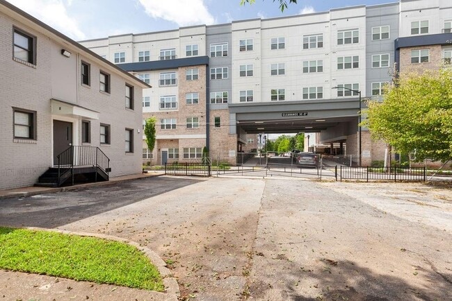 Building Photo - 504 Boulevard NE
