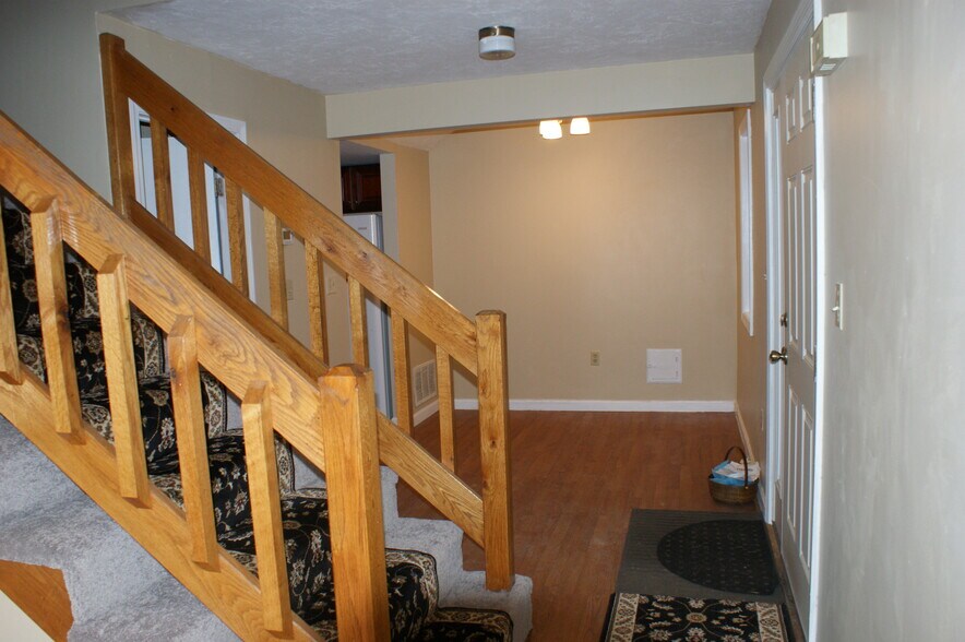 Building Photo - 25 Meadow Pond Dr