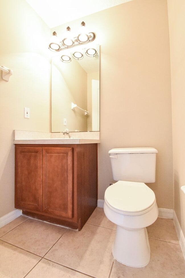 Building Photo - Beautiful 3 Bedroom 2.5 Bath 2 Story Key W...