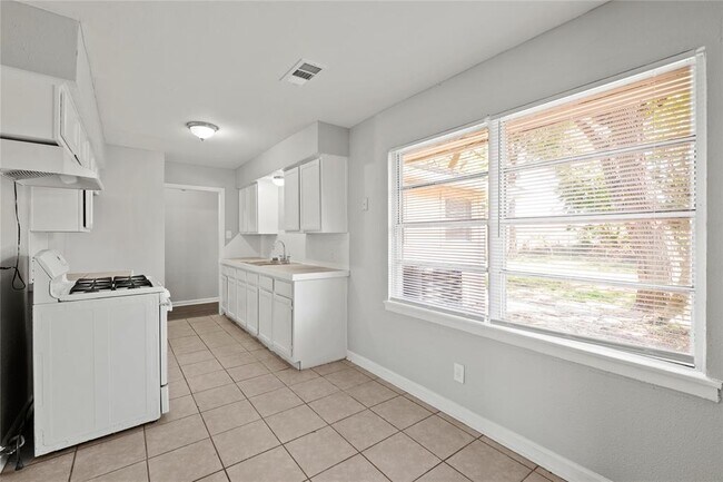 Building Photo - 9610 Foredale St