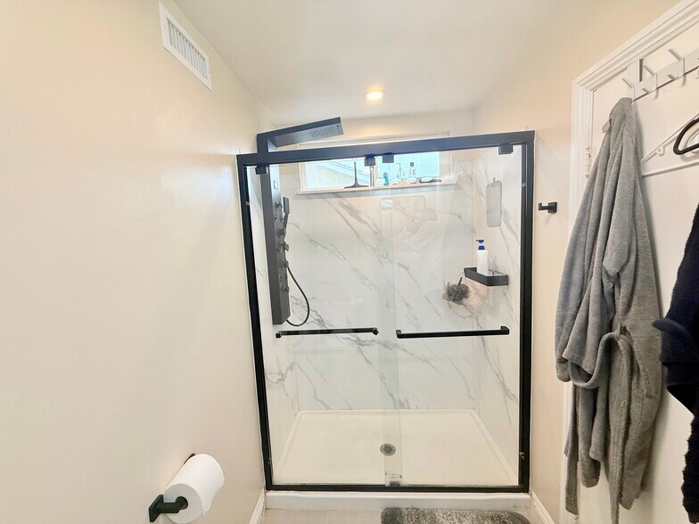 Master bathroom 3 - 26431 Via Lara