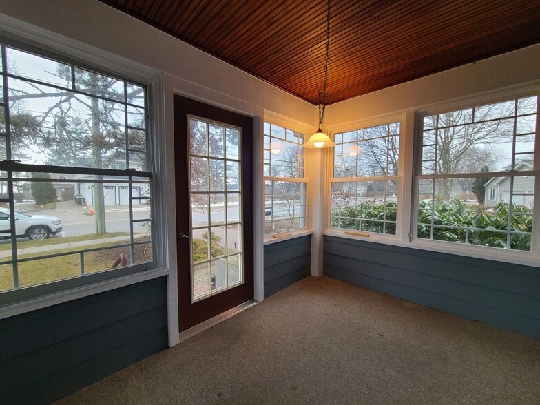 Building Photo - 566 N Shore Dr