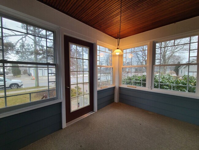 Building Photo - Charming 3-Bedroom, 2-Bathroom Home in South Haven, MI