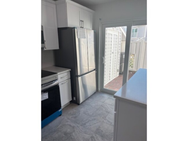 Building Photo - Available Now!  2 bedroom/2.5 Bath Townhom...