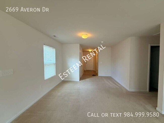 Building Photo - 2669 Averon Dr
