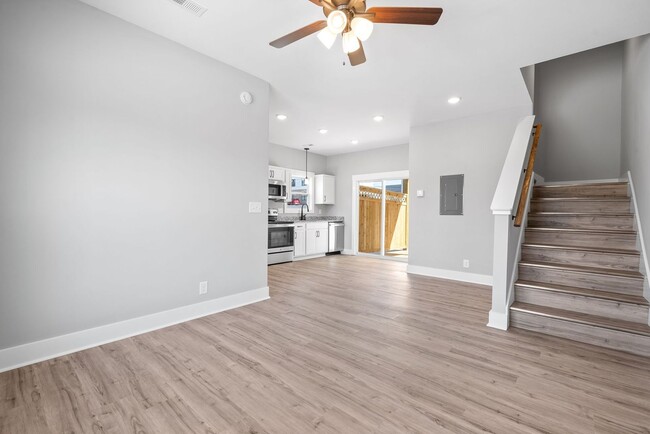 Building Photo - 2 Bedroom Townhome For Rent in Historic Downtown Clarksville!