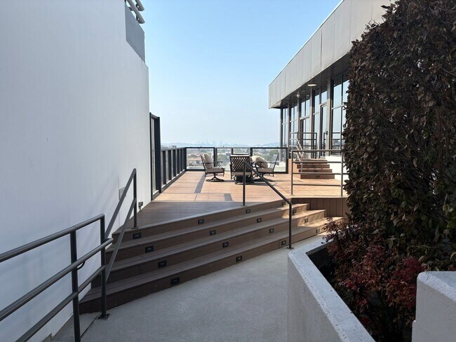 Building Photo - AVAILABLE NOW!