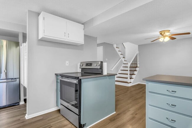 Building Photo - 4 bed, 2 bath, updated interior, AVAILABLE...