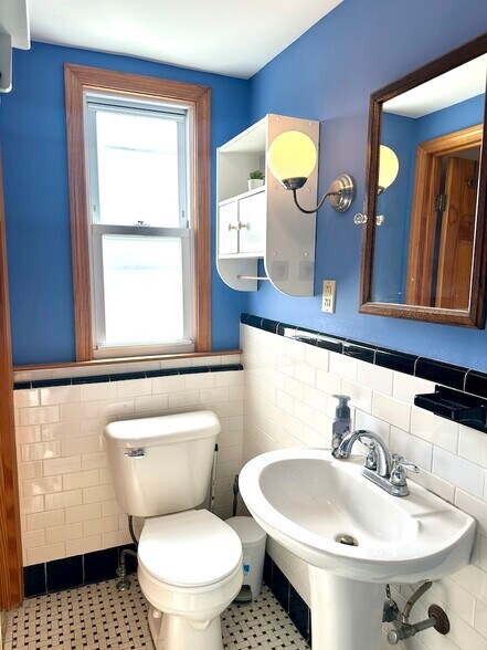 Building Photo - 354 Humphrey St