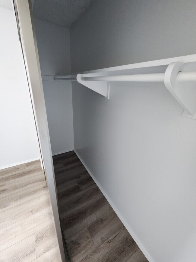 Building Photo - 702 N Paulina Ave