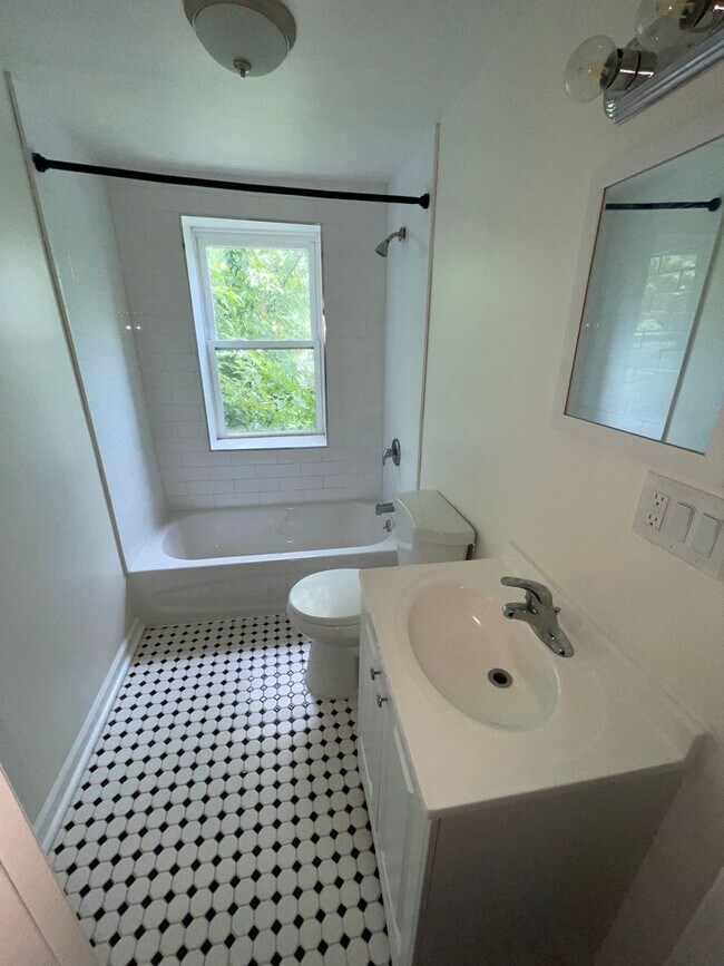 Building Photo - 3-Bedroom Home with Modern Finishes & Spacious Backyard
