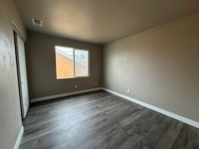 Building Photo - 5 Bedroom 3.5 Bathroom Home in Willowalk Community