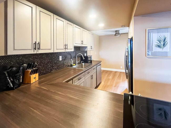 Building Photo - 6 Royal Palm Way