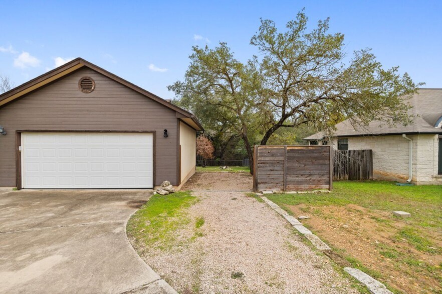 Building Photo - 1301 S Quinlan Park Rd