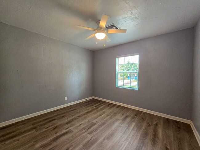 Building Photo - Cute 2 or 3 bedroom 1 bath near OBU