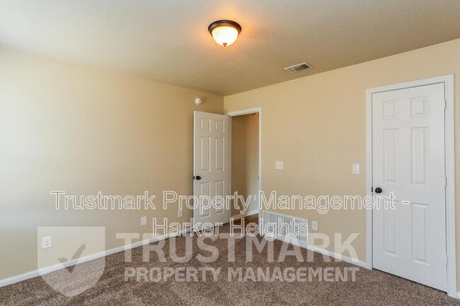 Building Photo - 401 W Libra Dr