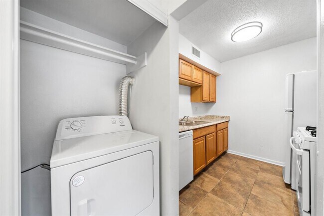 Building Photo - 8100 Seawall Blvd