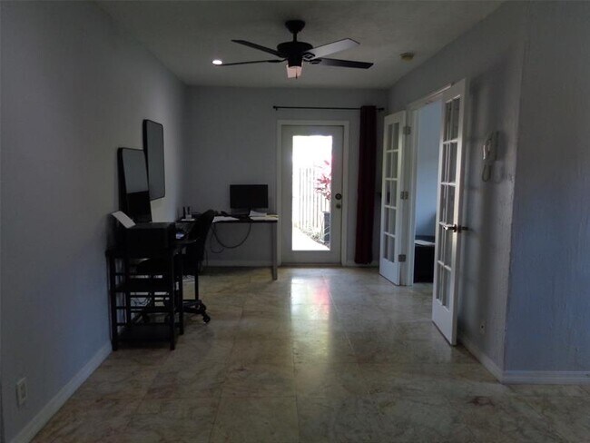 Building Photo - 728 NE 13th Ct