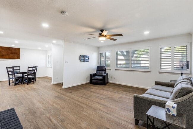 Building Photo - 11127 Pinehurst Dr