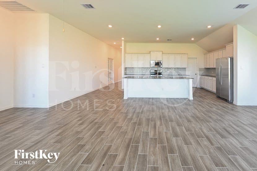 Building Photo - 14907 Lake Shore Ave