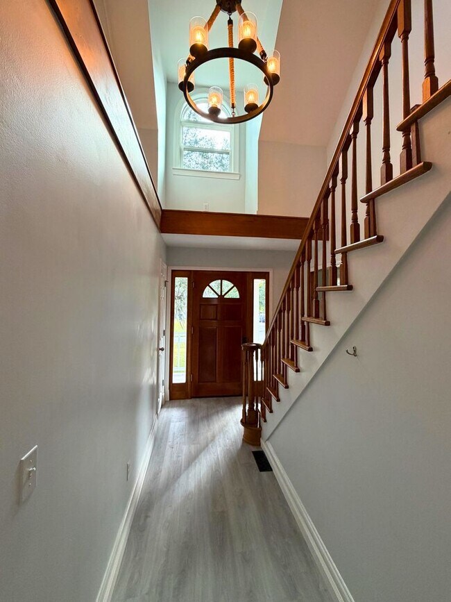 Building Photo - Spacious 4 Bedroom, 2.5 Bath Home with Stunning Marsh Views