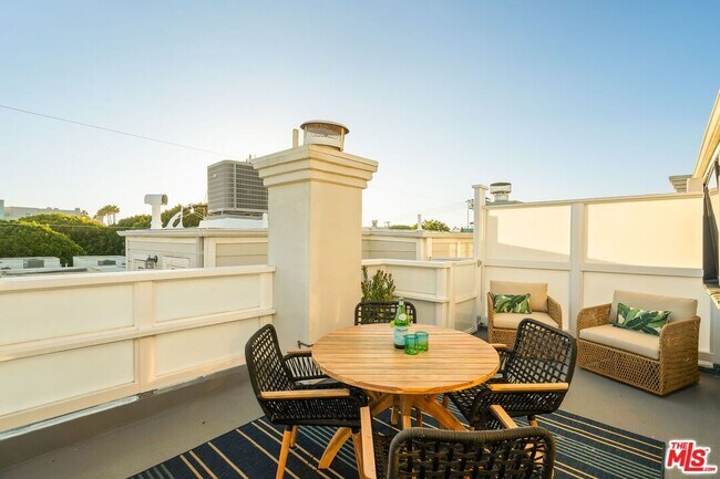 Building Photo - 2622 2nd St