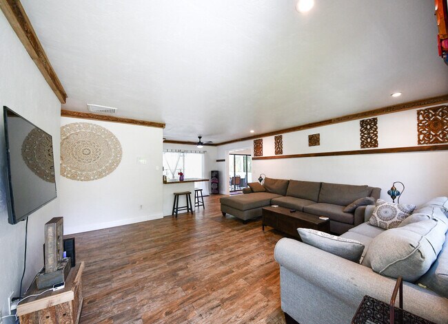 Building Photo - 6432 SE Clairmont Pl