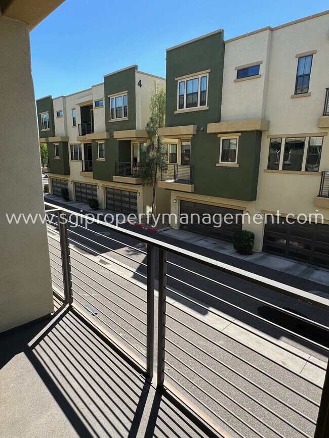 Building Photo - Luxurious Biltmore Townhome